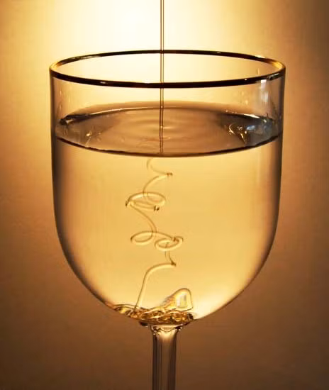 Uống mật ong pha nước ấm. Nhiều người còn nghĩ mật ong huy động chất béo đang được lưu trữ trong cơ thể. Khi bị đốt cháy, chất béo này sẽ cung cấp năng lượng cho các hoạt động hàng ngày của bạn, khiến bạn giảm dần trọng lượng và mức độ béo phì. Nhưng các chuyên gia khuyên bạn nên uống một muỗng canh mật ong hòa cùng với một cốc nước ấm mỗi ngày.