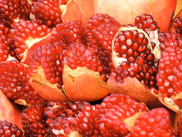 Quả lựu. Hy Lạp cổ đại đã xem cây lựu như là biểu tượng của sự sinh sản. Ở dạng tinh chất, lựu đem lại hiệu quả rất cao trong việc giúp phụ nữ mang thai. Tinh chất lựu giúp cân bằng các chức năng hóc-môn của hệ sinh sản trong cơ thể phụ nữ. Nó cũng giúp nâng cao vấn đề tình cảm xung quanh việc làm mẹ và quan hệ tình dục.