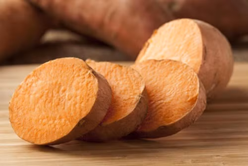 Dưỡng tóc mềm mượt. Khoai lang là một thực phẩm dưỡng tóc cực kỳ tuyệt vời. Lấy một củ khoai lang lớn, một chén sữa chua, một muỗng canh mật ong và một muỗng canh dầu ô liu hoặc dầu hạnh nhân. Trộn tất cả các thành phần cho đến khi hỗn hợp được mịn màng, thoa nó và để yên trên tóc trong khoảng 15-20 phút.