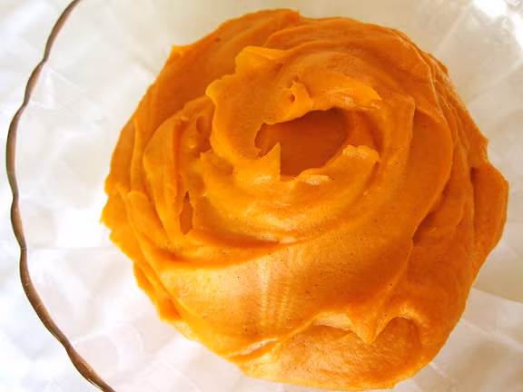 Trị mụn. Để trị mụn bạn hãy lấy 40g khoai lang, 40g lá bồ công anh, trộn với một chút đường hoặc mật mía giã nhuyễn bọc vào vải, đắp lên mụn nhọt. Chỉ cần áp dụng vài ngày bạn sẽ thấy mụn nhọt giảm đi đáng kể.