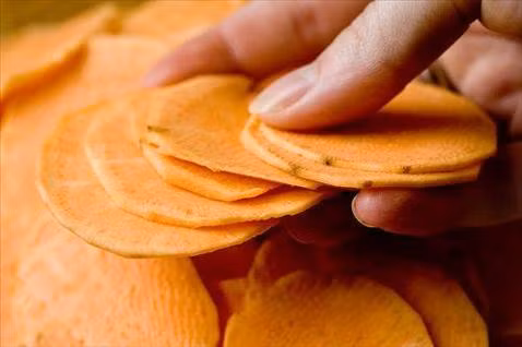 Làm sáng da từ khoai lang. Dùng 1 củ khoai lang cỡ vừa ép lấy nước. Rửa sạch mặt rồi thoa đều nước ép khoai lang lên mặt và cổ (có thể dùng miếng mặt nạ giấy nhúng vào nước ép rồi đắp lên mặt), để như vậy khoảng 10-15 phút rồi rửa lại mặt. Làm 1 – 2 lần/tuần bạn sẽ thấy da mình sáng đẹp, mịn màng rõ rệt.