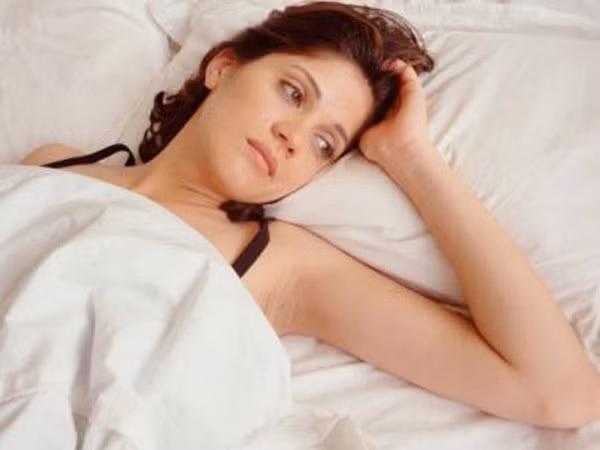 Rối loạn nội tiết tố. Những hóa chất có trong các mỹ phẩm trang điểm nếu dùng lâu dài cũng gây rối loạn nội tiết tố khiến kinh nguyệt không đều, sạm da, mỏng da và suy thoái các chức năng nội tạng.