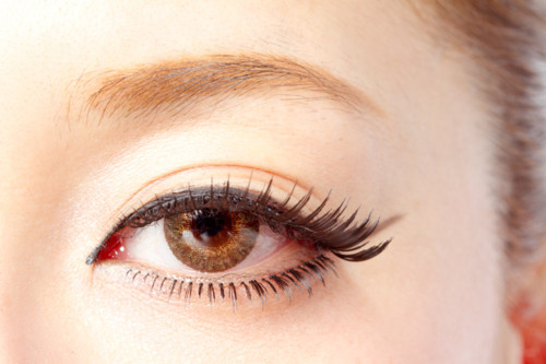 Kẻ đường keo lên mi mắt để dán mi giả. Thông thường, để dán mi giả, phái đẹp sẽ thoa keo dán vào mi giả rồi dán như bình thường. Tuy nhiên, đối với 1 số người run tay, cách này thường khiến mi bị lệch và keo bị lem. Thay vào đó, bạn nên dùng cọ nhỏ kẻ 1 đường keo mỏng lên mi mắt rồi dán mi giả đè lên trên sẽ khắc phục được hoàn toàn lỗi ở trên.