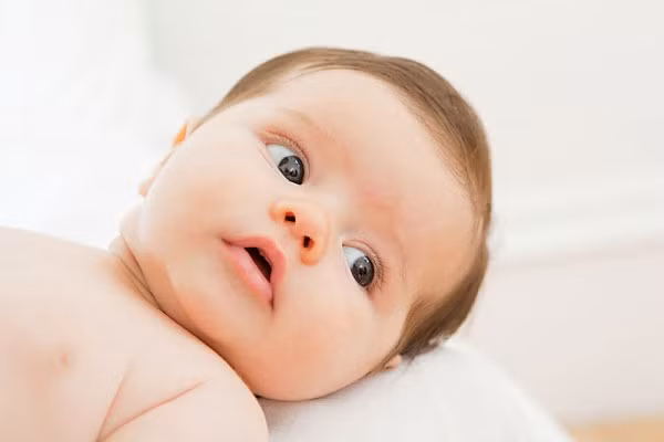 Kê gối cao và day cánh mũi cho trẻ khi ngủ: Đây là cách xưa nay các mẹ hay dùng, cũng rất hiệu quả! Bởi nếu để gối của trẻ thấp như ngày thường, bé sẽ gặp khó khăn hơn khi thở. Đồng thời, khi bé ngủ, mẹ nên dùng 2 mu bàn tay day day cánh mũi cho bé, bảo đảm bé sẽ dễ chịu hơn rất nhiều.