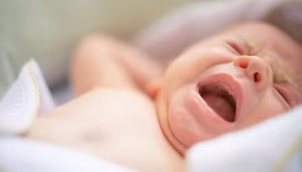 Do bé đói hoặc tè ướt tã.