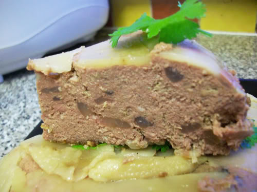 Pate. Pate có thể được làm từ các loại thịt dễ bị hỏng vì vậy nó có thể chứa listeria. Giữ pate trong tủ lạnh sẽ làm chậm sự phát triển của vi khuẩn này nhưng sẽ không thể ngăn chặn nó hoàn toàn. Bởi vì phụ nữ mang thai đặc biệt dễ bị nhiễm listeria do đó nên tránh các loại thịt đông lạnh.