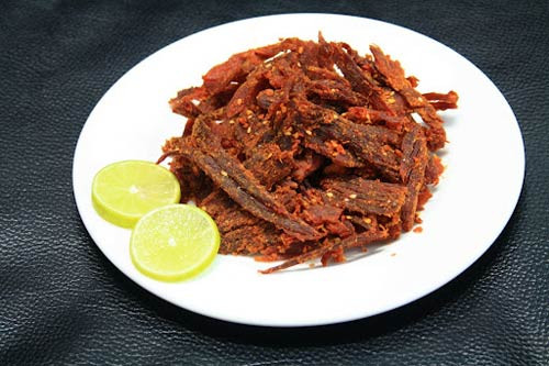 Bò khô. Nhiều thai phụ thích nhấm nháp thịt bò khô vào những bữa phụ, giống như ăn bánh ngọt. Tuy nhiên các chuyên gia cho biết, thịt bò khô thực sự không có lợi cho sức khỏe bà bầu. Giống như thịt hộp, thịt bò khô chứa lượng muối cao. Nếu tiêu thụ quá nhiều thịt bò khô, bạn sẽ tăng cơ hội bị sưng phù và cao huyết áp.