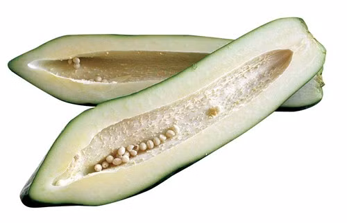 Đu đủ xanh. Có rất nhiều nghiên cứu chỉ ra rằng trong 1 trái đu đủ xanh có chứa rất nhiều chất gây nguy hiểm cho thai nhi như papain, prostaglandin và oxytocin, trong đó chất papain có thể khiến tế bào phôi thai bị phá hủy, còn prostaglandin và oxytocin có tác dụng kích thích co bóp tử cung sớm đẩy thai nhi ra ngoài, điều này sẽ gây sảy thai nếu như thai nhi chưa đủ tháng.