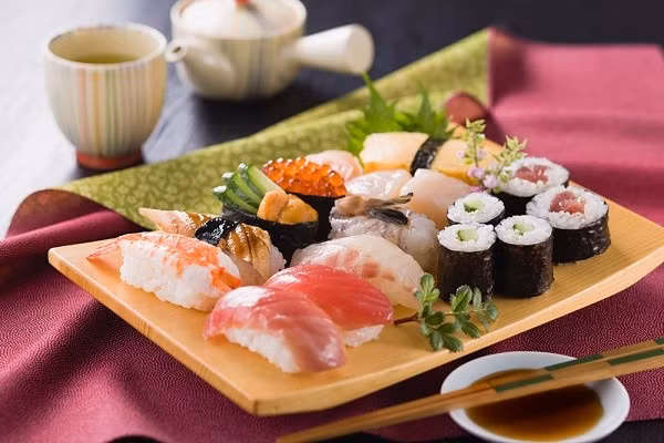 Sushi. Nếu là fan của sushi thì bạn sẽ phải dừng ăn món này trong 9 tháng mang thai. Mặc dù hải sản có chứa nguồn protein dồi dào nhưng hải sản sống đồng thời cũng là nguồn gốc của ký sinh trùng có hại và vi khuẩn. Bộ y tế Mỹ đã khuyến cáo phụ nữ mang thai chỉ ăn cá và hải sản khi đã được nấu chín kỹ.