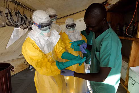 Việc phát hiện sớm bệnh Ebola trong vài ngày nhiễm đầu là rất khó bởi vì nó có những triệu chứng ban đầu - như viêm mắt và phát ban – rất giống với những căn bệnh thông thường khác.Khi thấy những triệu chứng trên, hoặc nếu sống trong khu vực có dịch bệnh do vi rút Ebola hay khi tiếp xúc với người nhiễm hay nghi ngờ nhiễm vi rút Ebola, bệnh nhân cần đến ngay cơ sở y tế để khám và điều trị, tránh để dịch bệnh có nguy cơ lây lan rộng.