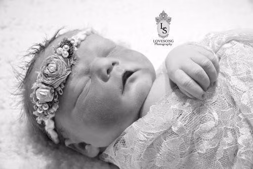 Cô bé xinh như thiên thần dù đã chết lưu trong bụng nhưng qua những bức ảnh, em vẫn đáng yêu và chỉ như đang ngủ say.