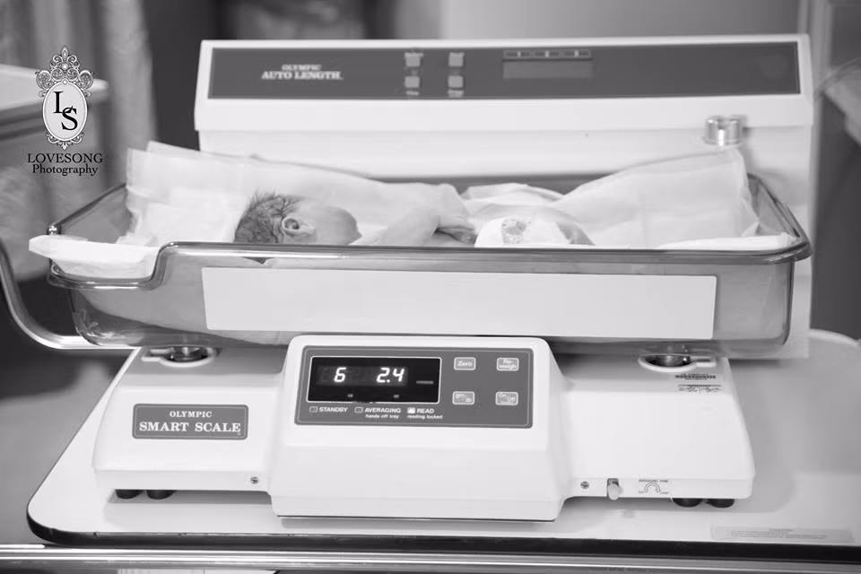 Bé nặng 2,4 kg và chưa kịp nhìn ánh mặt trời lúc chào đời.