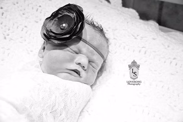 Một ngày, cô Emily McClearen không thấy con đạp trong bụng. Quá lo lắng, cô đã tới bệnh viện thăm khám và phát hiện ra rằng, cô con gái trong bụng đã qua đời.