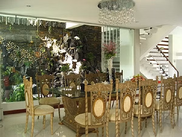 Trong một lần trả lời phỏng vấn, ca sĩ Hồ Ngọc Hà đã vẽ ngôi nhà mình trong trí tưởng tượng rằng đó là một ngôi nhà có phòng tắm nhìn ra vườn cây, có không gian giúp cô tìm được giây phút thực sự tĩnh lặng sau những đêm diễn ồn ào. Vì quan trọng nhất đó là nơi để gia đình cô sẽ cùng đoàn tụ tại Sài Gòn.