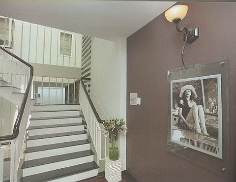 Biệt thự trắng được thiết kế 7 phòng với không gian rộng và sang trọng.