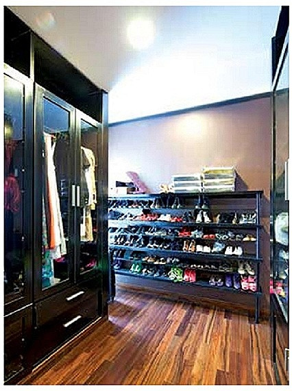 Khu vực tủ quần áo và giày dép.