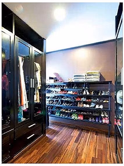 Khu vực tủ quần áo và giày dép.