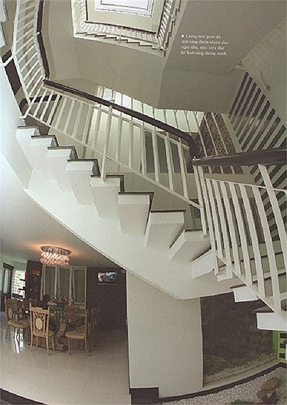 Cầu thang xoắn vuông trắng trong căn biệt thự.