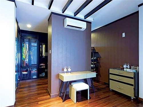 Các khu vực chức năng được thiết kế thành một chuỗi theo quy trình sinh hoạt hợp lý từ phòng thay đồ rộng rãi nhiều ánh sáng sang phòng ngủ đến phòng vệ sinh. Phân định không gian chỉ là việc nâng và hạ cao độ sàn.