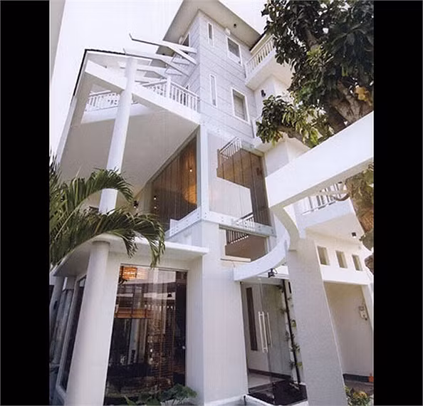 Ngôi nhà tọa lạc ở khu Nam Sài Gòn. Thật dễ định vị bởi vừa qua cầu Rạch Đỉa, ngôi nhà trắng như cây san hô nổi bật giữa bạt ngàn xanh của rừng dừa nước.