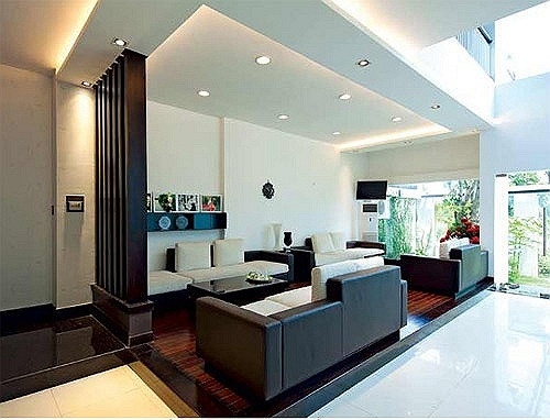 Các phần hành lang suốt ba tầng đều được thiết kế thông thoáng, sàn được lợp bằng loại vật liệu tổng hợp giả gỗ. Bất cứ lúc nào muốn, chỉ cần kê bộ bàn ghế, dựng thêm chiếc dù che nắng là nữ chủ nhân cũng có thể biến những nơi này thành không gian uống cà phê thư giãn, hoặc dành tổ chức tiệc ngoài trời