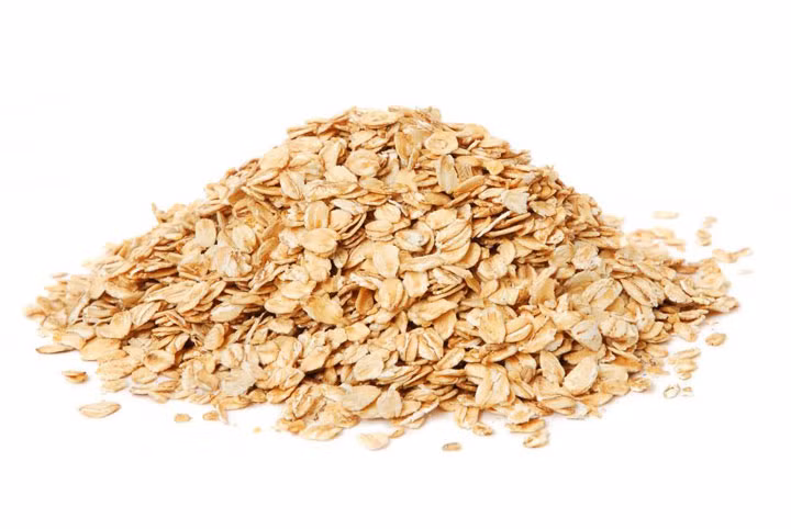 Yến mạch. Yến mạch không chỉ giúp trẻ thông mình mà còn rất tốt trong việc giảm cholestorel trong máu, tăng cường hệ miễn dịch và ngừa ung thư. Chỉ mất 15 phút nấu yến mạch cán mỏng mỗi sáng là mẹ đã có một bát cháo yến mạch hoặc yến mạch trộn sữa công thức (sữa tươi) ngon lành cho bữa sáng của con. Mẹ lưu ý không nên sử dụng yến mạch ăn liền cho trẻ dưới 1 năm tuổi vì loại này có chứa rất nhiều đường.