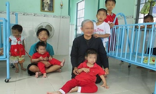 Bà Ánh và những đứa trẻ. Ảnh: HM