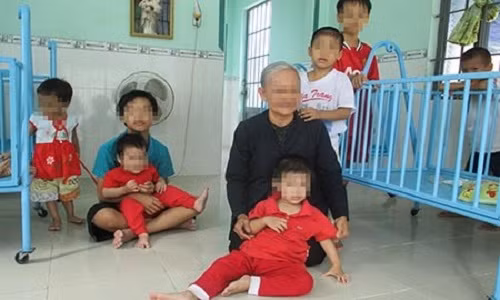 Bà Ánh và những đứa trẻ. Ảnh: HM