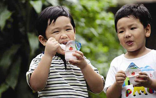 Sữa, sữa chua và phô mai: Có thể cho bé ăn 3 loại trên thành 3 phần trong ngày. Thực phẩm chứa sữa giàu canxi, tốt cho xương của bé. Cũng có thể cho bé uống thêm sữa nhưng không quá 350ml mỗi ngày. uống nhiều sữa sẽ khiến bé bị no, giảm cảm giác thích thú khi ăn.