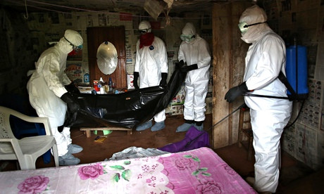 Nhân viên y tế tiến hành chôn cất một bệnh nhân 60 tuổi tử vong vì Ebola.