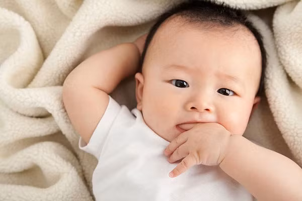 Vỗ bằng khăn khô, mềm. Sau khi tắm, gội cho bé, nhẹ nhàng làm khô tóc của bé bằng cách vỗ nhẹ một chiếc khăn lên vùng có cứt trâu. Tiếp tục dùng bàn chải, chải nhẹ để cứt trâu mềm, rụng đi.