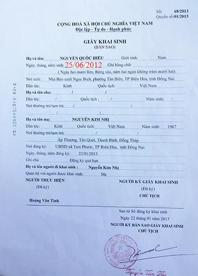 Khai sinh hai đứa con cách nhau năm tháng tuổi của bà mẹ 47 tuổi. Ảnh: HM