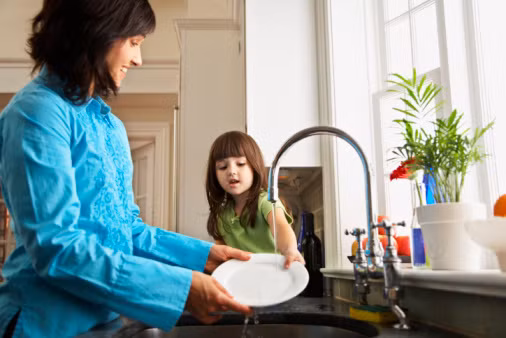 Khi làm việc nhà. Làm việc vặt như các công việc nội trợ hay quét dọn nhà cửa sẽ dễ tiếp xúc với bụi bẩn và hóa chất (nước rửa bát, nước lau nhà...). Nếu đánh son phấn, bụi bẩn và các loại hóa chất bắn vào da sẽ dễ lưu lại lâu hơn, làm cho da bị kích ứng, bít lỗ chân lông gây ra mụn.