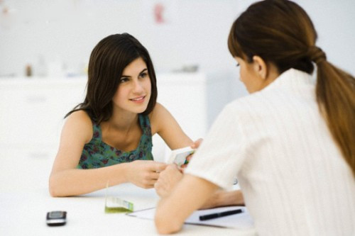 Khi khám bệnh. Việc tới phòng khám là để khám bệnh, không phải để khoe vẻ ngoài xinh đẹp với bác sĩ cũng như những bệnh nhân khác trong bệnh viện. Vì dù có xinh đẹp thì những người bệnh cũng không còn tâm trạng nào để chú ý đến bạn. Hãy để cho da có khoảng thời gian nghỉ ngơi thay vì bôi trát mỹ phẩm liên tục.