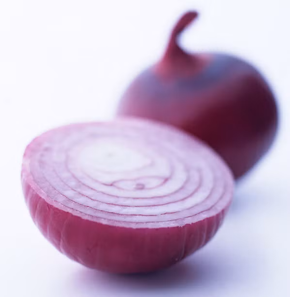 Dùng củ hành tím xắt lát mỏng, sau đó đặt lên hai bầu ngực (trừ đầu ti), phủ khăn giấy mềm, băng lại. Mỗi ngày đắp hai lần kết hợp với xoa bóp ngực.