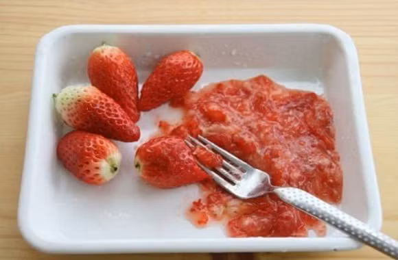 Mặt nạ dâu tây. Không chỉ giúp cho tóc thêm chắc khỏe và bóng mượt, mặt nạ dưỡng tóc này sẽ khiến bạn thích mê nhờ mùi hương vô cùng quyến rũ. Bạn chỉ cần nghiền nát 5-7 quả dâu tây, trộn đều với một thìa dầu dừa và mật ong, sau đó quệt đều hỗn hợp lên tóc ẩm. Massage da đầu nhẹ nhàng và rửa sạch tóc sau nửa tiếng.