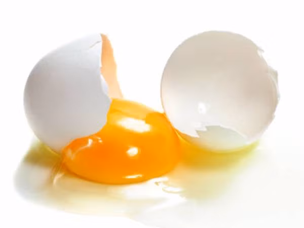 Trứng. Trứng vốn được biết đến là một loại thực phẩm giàu chất dinh dưỡng bởi trong trứng chứa nhiều mỡ tốt và chất protein - hai thành phần mấu chốt để có được mái tóc chắc khỏe. Đắp mặt nạ tóc vô cùng đơn giản, bạn chỉ cần bôi đều khoảng 100ml phần lòng trắng hoặc lòng đỏ trứng (tùy theo chất tóc của bạn) sau khi làm ướt tóc. Giữ nguyên lớp mặt nạ đó trong vòng 20 phút và xả sạch với nước lạnh rồi gội đầu như bình thường.