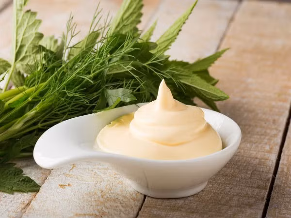 Mayonnaise. Cách đơn giản nhất để giúp mái tóc bóng mượt là sử dụng mayonnaise như kem ủ tóc. Nghe qua bạn sẽ không thích bôi mayonnaise lên mái tóc mình, nhưng đã có rất nhiều người từng sử dụng loại mặt nạ này và tận hưởng công dụng hoàn toàn tuyệt vời của nó. Mặt nạ cho tóc từ mayonnaise còn có thể kết hợp thêm dầu oliu, trái bơ hoặc trứng gà để tóc thêm chắc khỏe, mềm mượt.