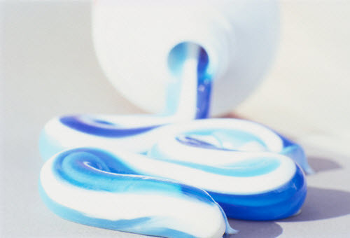 Bôi kem đánh răng. Kem đánh răng là một trong những phương pháp hiệu quả được thừa nhận theo thời gian. Kem đánh răng sẽ khiến các vết sưng đỏ, viêm biến mất, hơn nữa các thành phần chống vi khuẩn trong kem đánh răng sẽ làm sạch vùng da bị mụn một cách hữu hiệu. Tuy nhiên chỉ nên thoa một lớp kem đánh răng thật mỏng lên vùng da bị mụn và để qua đêm. Sáng mai rửa sạch bằng nước ấm.