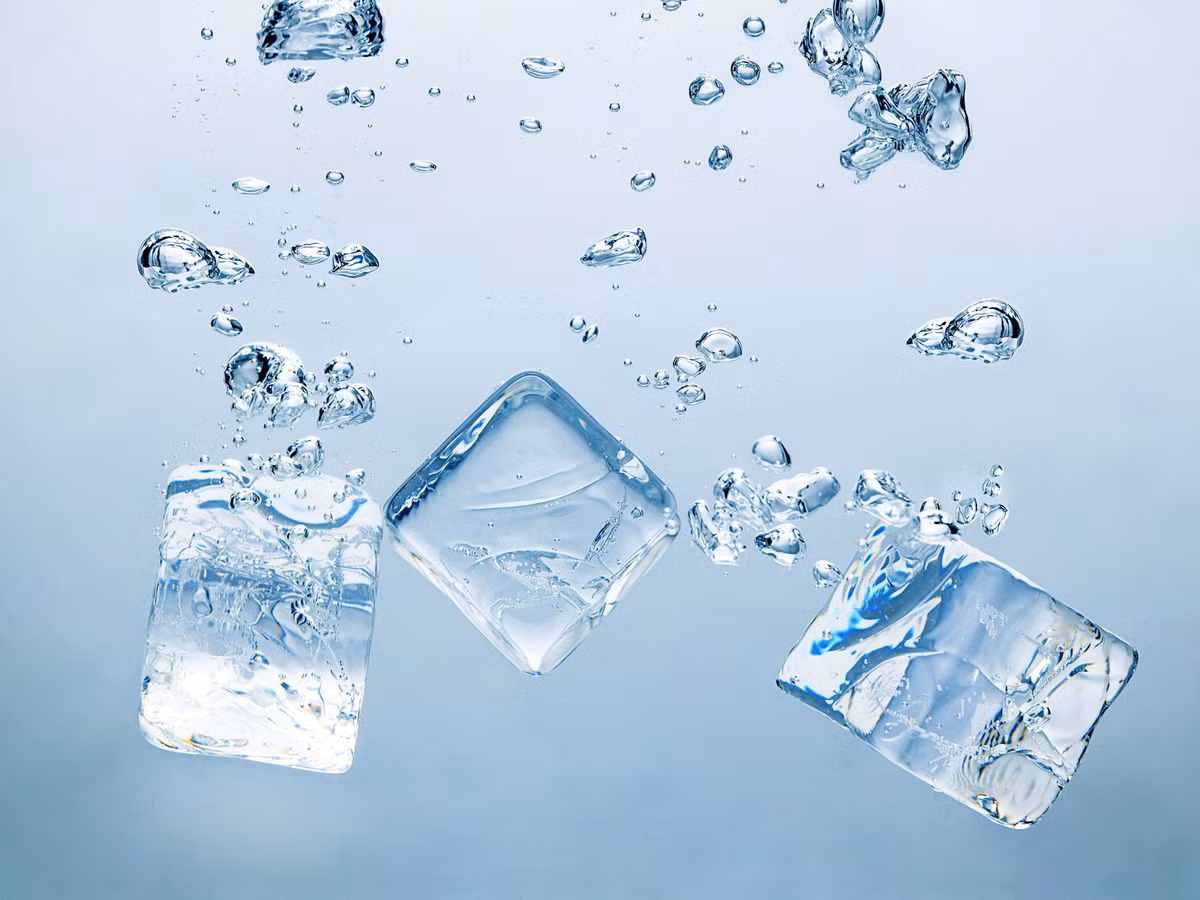 Triệt mụn bằng viên đá lạnh. Một cách tuyệt vời để bạn loại bỏ mụn chỉ sau một giấc ngủ đêm là sử dụng những viên đá lạnh. Không những thế, đá lạnh còn giúp cải thiện tuần hoàn máu ở những vùng da bị mụn giúp chúng hồng hào và tươi tắn hơn, tránh cảm giác khó chịu do mụn gây ra. Nhờ đó mà da bạn giảm những triệu chứng viêm khó chịu do mụn gây ra và chăm sóc cho da của bạn đẹp hơn.