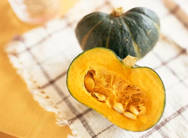 Bí đỏ. Ngoài tác dụng giúp trị mụn bọc cấp tốc, bí đỏ còn giúp loại bỏ bụi bẩn và các yếu tố có hại khác từ bề mặt da và lỗ chân lông. Để thực hiện mặt nạ trị mụn bọc bằng bí đỏ, bạn có thể thực hiện như sau: Bạn trộn 5 thìa bí đỏ đã được nghiền nhuyễn với 1 quả trứng, sau đó, bạn có thể thêm một ít sữa tươi để tạo thành một hỗn hợp sền sệt. Bạn bôi hỗn hợp này lên mặt, đợi sau khoảng 30 phút thì rửa lại bằng nước ấm.