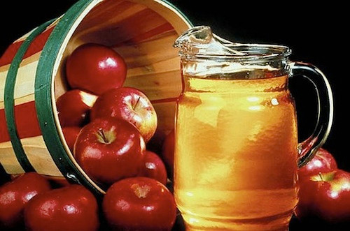 Dấm táo. Trong dấm táo có thành phần axit có tác dụng tẩy tế bào chết và làm sạch lỗ chân lông. Thoa một ít dấm táo lên chỗ bị mụn sẽ giúp sát trùng loại bỏ vi khuẩn và làm mụn mau lành hơn. Bạn cũng có thể thay thế dấm táo bằng rượu pha nước loãng. Cả 2 cách đều giúp da giảm nhờ, sạch da, hạn chế mụn, chống viêm và làm mụn xẹp nhanh.