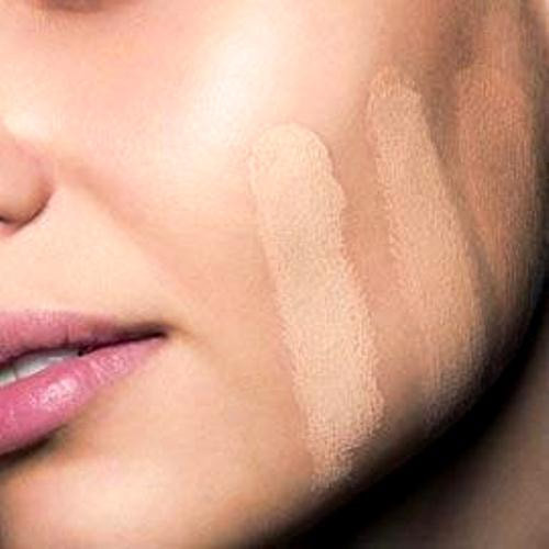 Quá nhiều kem nền. Nhiều phụ nữ cho rằng việc sử dụng kem nền sẽ giúp họ cho được làn da "có tuổi" của mình chính vì vậy nhiều người cố gắng áp dụng lớp kem nền thật dày trên mặt, nhưng điều này lại đi ngược lại những gì họ mong đợi, lớp kem nền quá dày sẽ khiến cho bạn trông như đeo "mặt nạ".