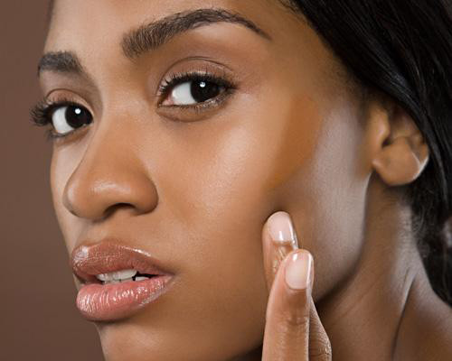 Điều cần thiết trong việc trang điểm ở độ tuổi này là một lớp trang điểm tự nhiên và tôn nét. Những phụ nữ trung tuổi không nên lựa chọn màu kem nền quá sáng, tốt nhất nên lựa chọn màu kem nền tiệp màu da và sử dụng kem lót (primer) trước khi sử dụng kem nền, nên đánh mỏng nhẹ để lớp trang điểm được tự nhiên nhất.