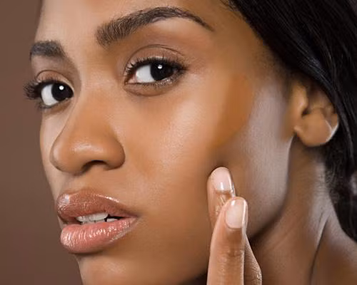 Điều cần thiết trong việc trang điểm ở độ tuổi này là một lớp trang điểm tự nhiên và tôn nét. Những phụ nữ trung tuổi không nên lựa chọn màu kem nền quá sáng, tốt nhất nên lựa chọn màu kem nền tiệp màu da và sử dụng kem lót (primer) trước khi sử dụng kem nền, nên đánh mỏng nhẹ để lớp trang điểm được tự nhiên nhất.