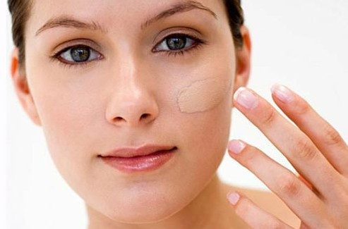 Dùng tay thoa kem nền. Để nhanh chóng, phần lớn phái đẹp sử dụng ngón tay để thoa kem nền lên gương mặt. Lựa chọn này nhiều khi khiến lớp kem không đều như ý muốn. Bạn nên dùng cọ chuyên dụng dể thoa kem đều hơn, sử dụng ít kem mà hiệu quả hơn.