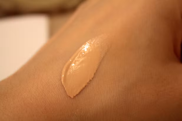 Thử màu ken nền ở mu bàn tay. Các chị em thường thử màu kem ở phần mu bàn tay hay phần da phía trong ở bắp tay. Tuy nhiên, điểm tốt nhất để thử màu kem nền lại là ba vị trí ở trên gương mặt bạn: viền dưới mắt, mũi và đường xương quai hàm. Màu kem phù hợp nhất là loại màu hòa lẫn thật tự nhiên trên làn da ở ba vị trí trên. Nếu bạn không chắc chắn, hãy chọn tông màu tối để đảm bảo màu lên da không quá sáng và giả tạo.