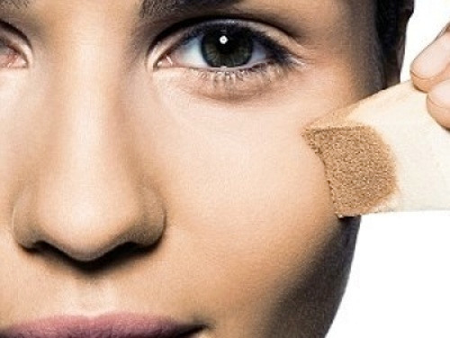 Thoa kem nền khi kem dưỡng ẩm chưa kịp khô. Kem dưỡng ẩm chưa khô, khi còn dinh dính sẽ khiến lớp trang điểm bị loãng đi do kem dưỡng chưa kịp thẩm thấu vào da. Theo chuyên gia trang điểm Laura Geller, điều này có thể dẫn tới hiện tượng da bị nhuốm bẩn và hạn chế lượng che phủ cũng như độ bám của kem nền trong suốt cả ngày.