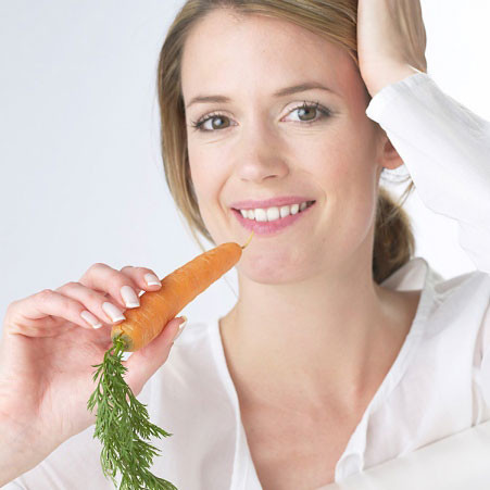 Cà rốt, dinh dưỡng đặc biệt cho máu. Cà rốt được biết đến là loại củ có hàm lượng beta-carotene dồi dào hàng đầu, một chất dinh dưỡng rất có công hiệu đặc biệt trong việc bổ máu và chăm sóc cho đôi mắt sáng khỏe. Cà rốt còn có nhiều dưỡng chất khác như vitamin A, B, C, D, E, axit folic và các khoáng chất như canxi, đồng, sắt, magiê, mangan, phốt pho, lưu huỳnh, kali và sợi pectin (giúp hạ cholesterol máu). Vì vậy, ăn nhiều cà rốt giúp bạn có sức khỏe dồi dào, đặc biệt làn da luôn hồng hào, khỏe mạnh.