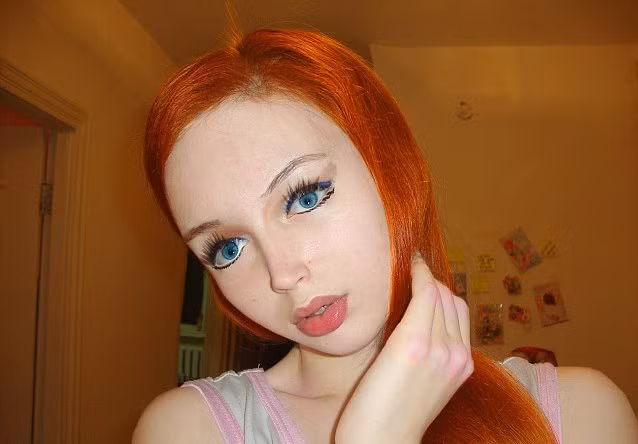 Trước đó, có rất nhiều thông tin đã cho rằng cô gái 9x này đã đụng đến dao kéo để có được thân hình như búp bê Barbie.